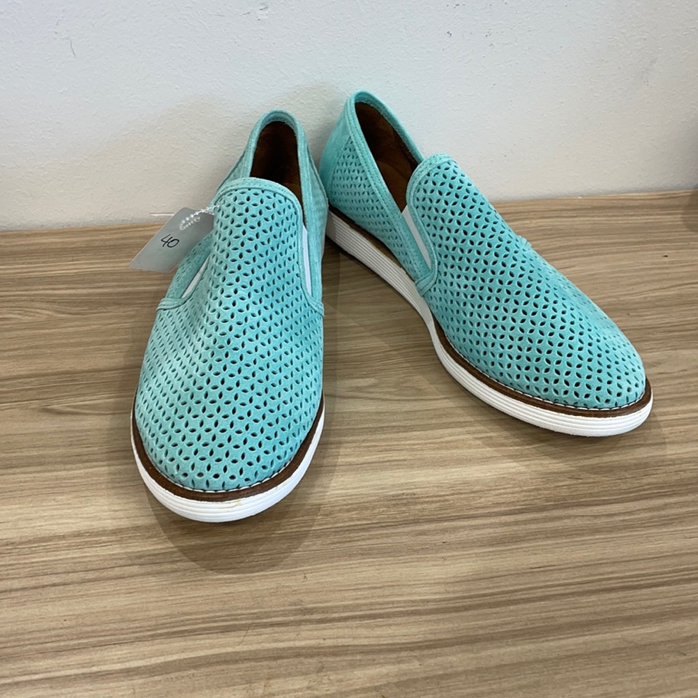 Light weight Bueno Teal slip ons.